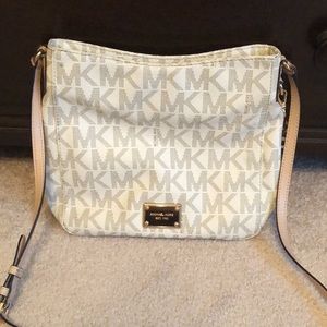 Michael Kors Signature Jet Set Large Messenger